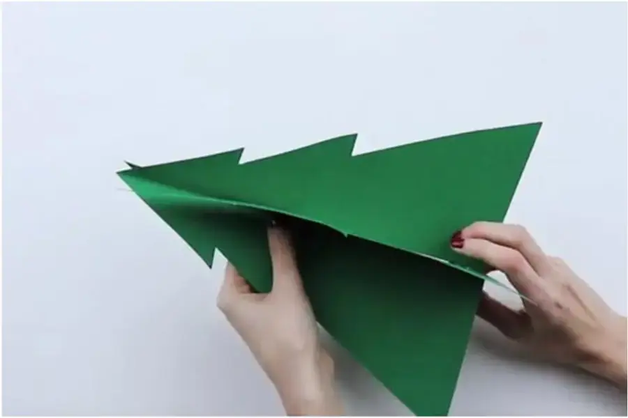 Ghép 2 cây thông đã cắt thành cây thông hoàn chỉnh.
