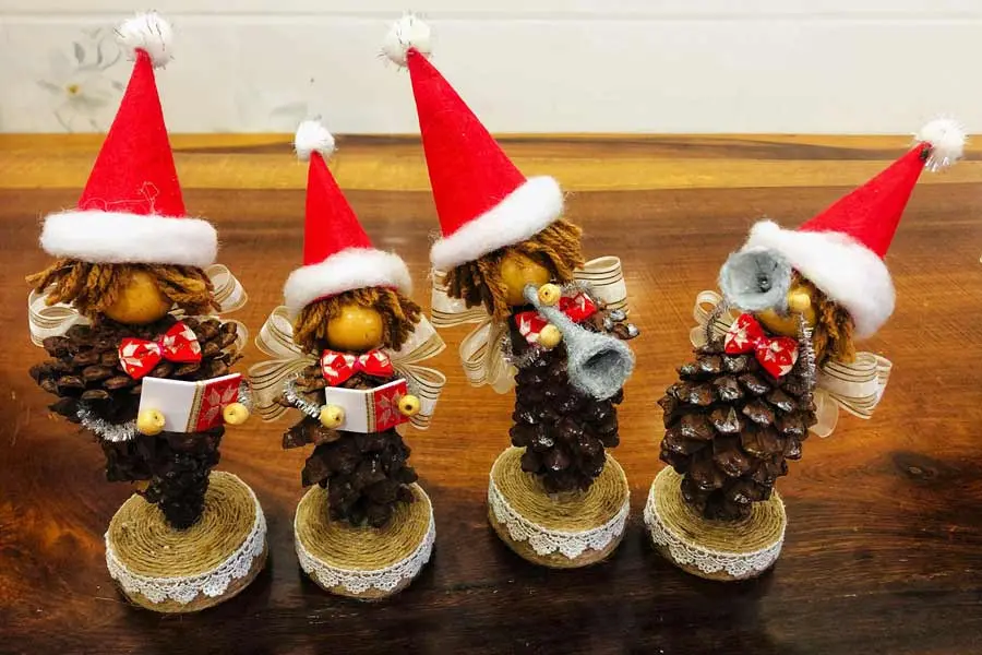 Đây là những Ông già Noel đáng yêu bằng trái thông.