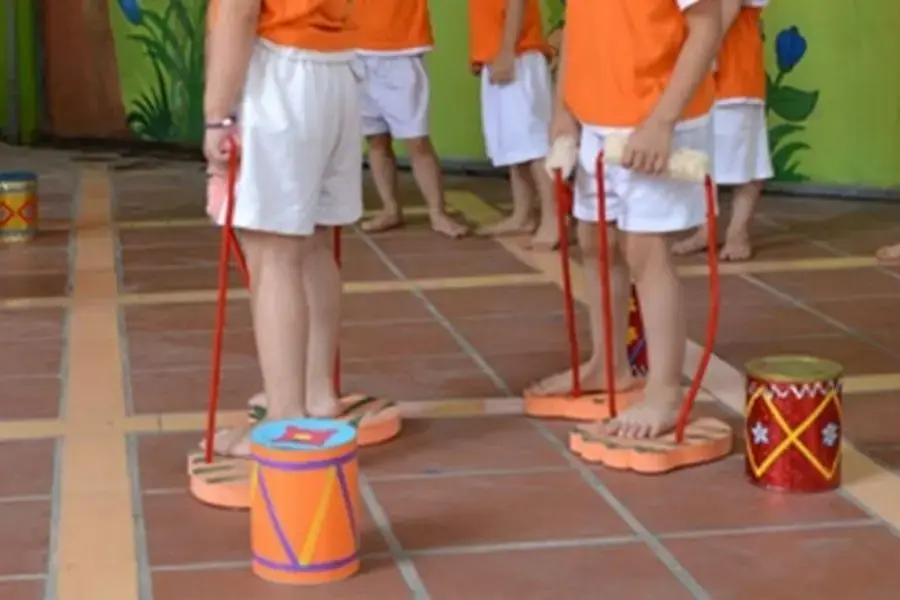 Trò chơi cà kheo cho trẻ từ vỏ hộp sữa