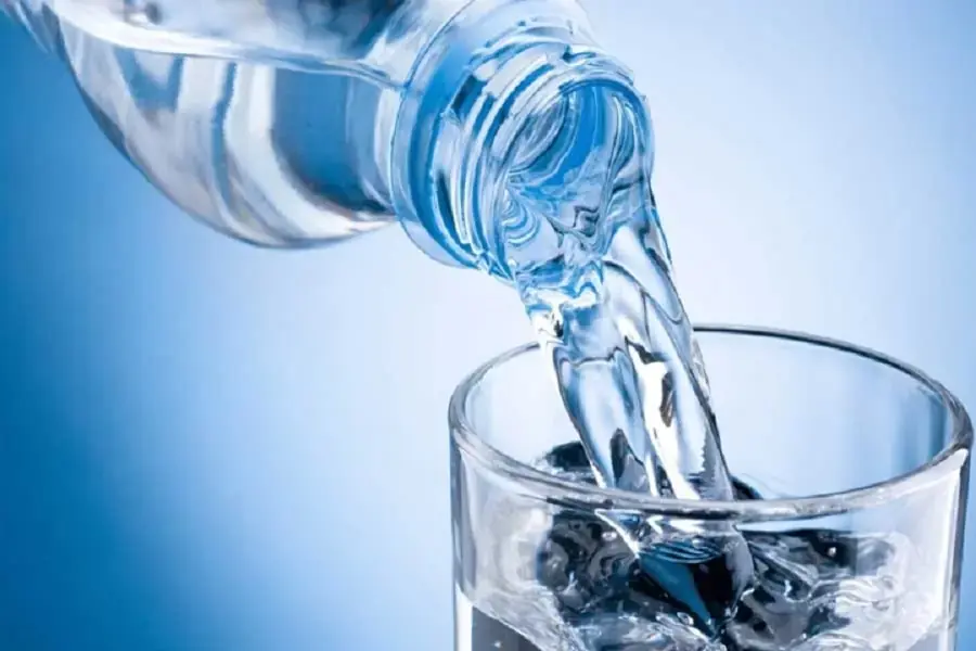 Bổ sung nước thường xuyên trong ngày là cách tốt nhất để phòng tránh sốc nhiệt trong mùa nóng (Hình ảnh: Genvita)