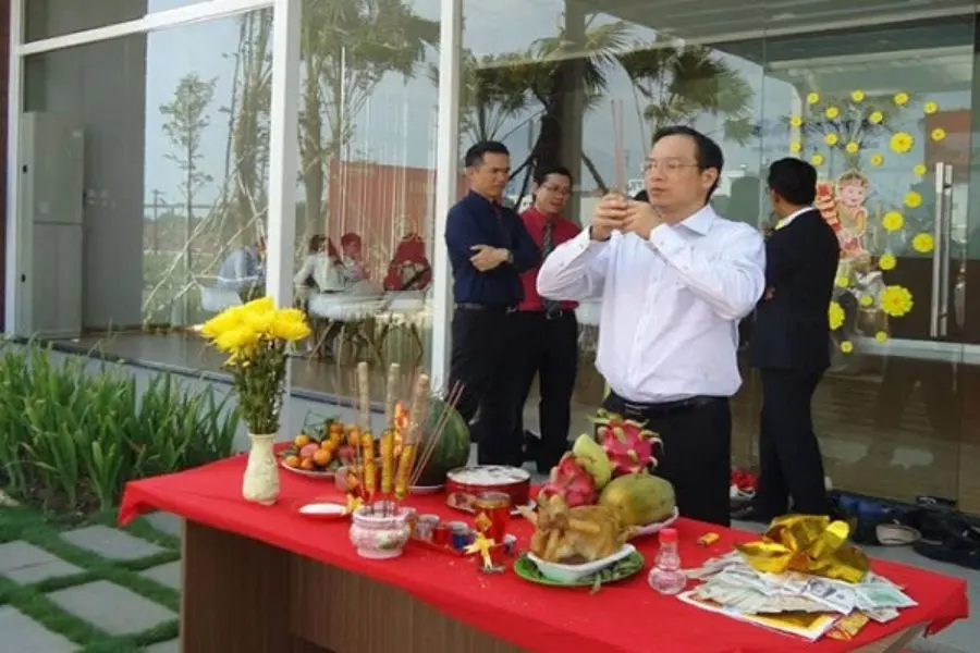 Nghi thức cúng khai trương đầu xuân rất được coi trọng, đặc biệt với các chủ cửa hàng, công ty.