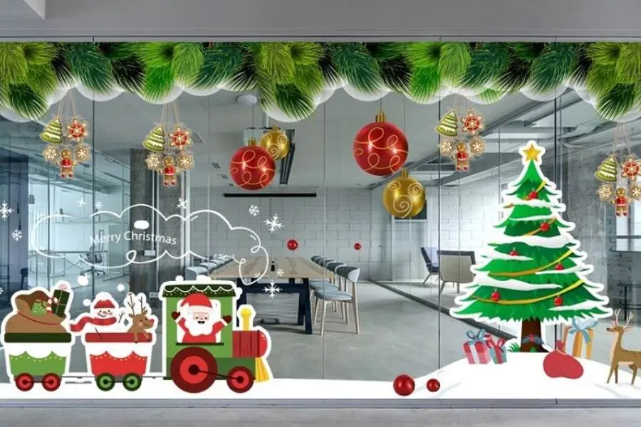 Decal trang trí Noel với đa dạng màu sắc giúp không gian quán thêm đẹp mắt hơn.