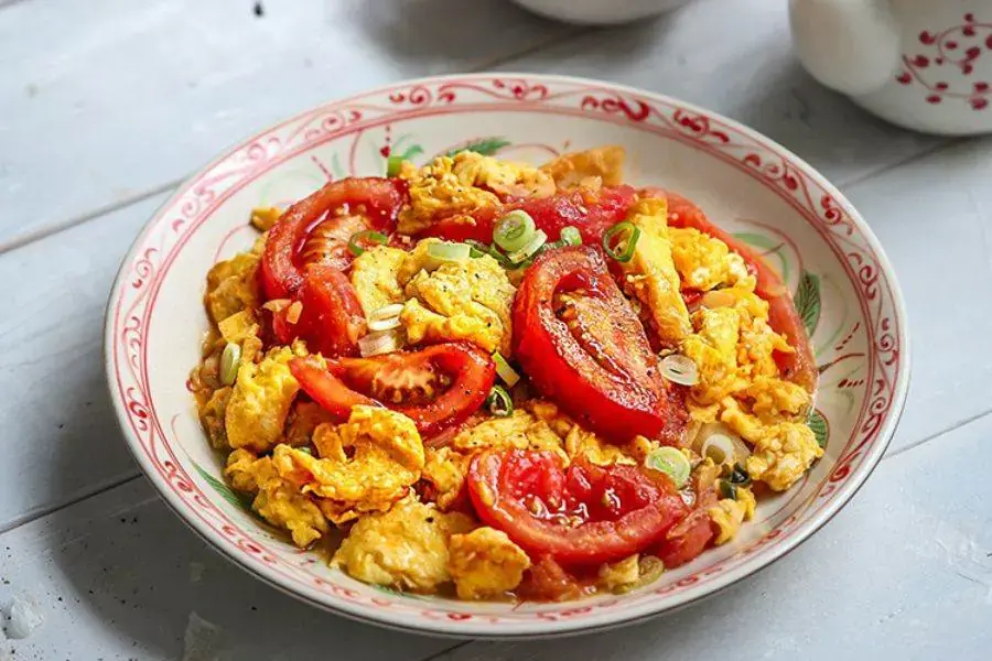 Món trứng xào thịt cà chua đậm đà hương vị, giúp con ăn ngon hơn