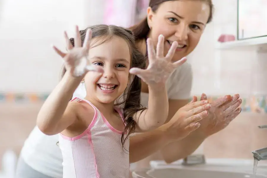 Giữ gìn vệ sinh cá nhân cho trẻ sạch sẽ (3)