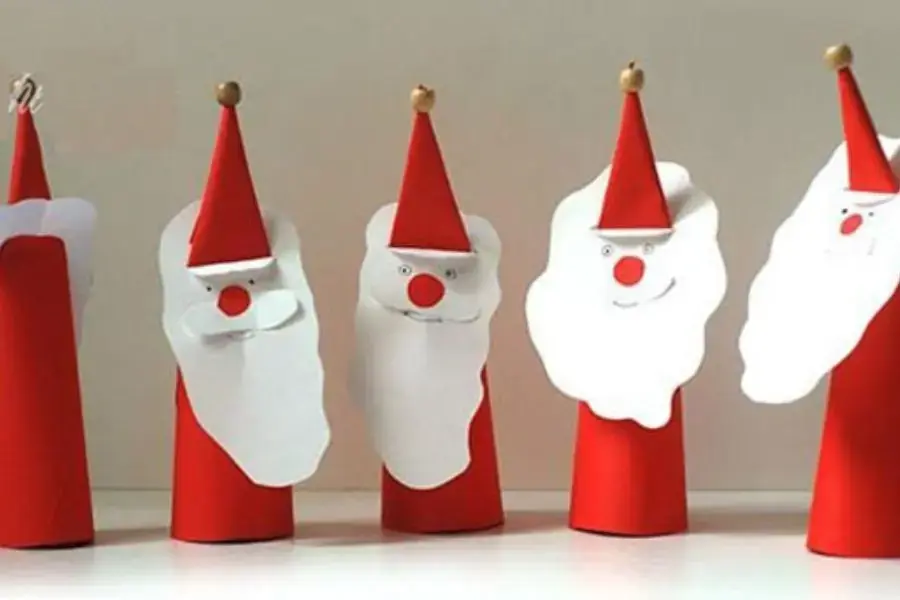 Ông già Noel được cắt dán từ giấy thủ công trông thật ngộ nghĩnh.