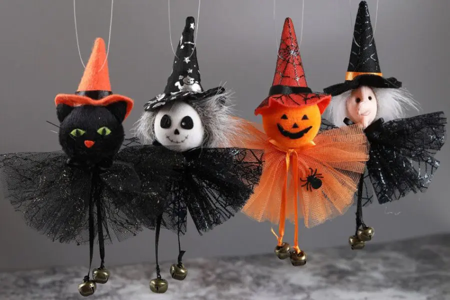 Búp bê kinh dị trang trí halloween treo tường.