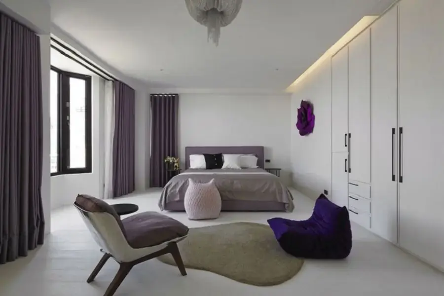 Bố trí sofa ở cuối giường để đọc sách, nơi ngồi để thử đồ