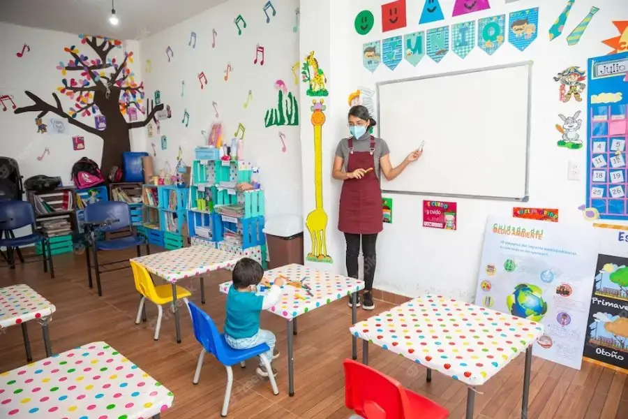 Trang trí lớp mầm non bằng bìa giấy và các vật dụng có sẵn