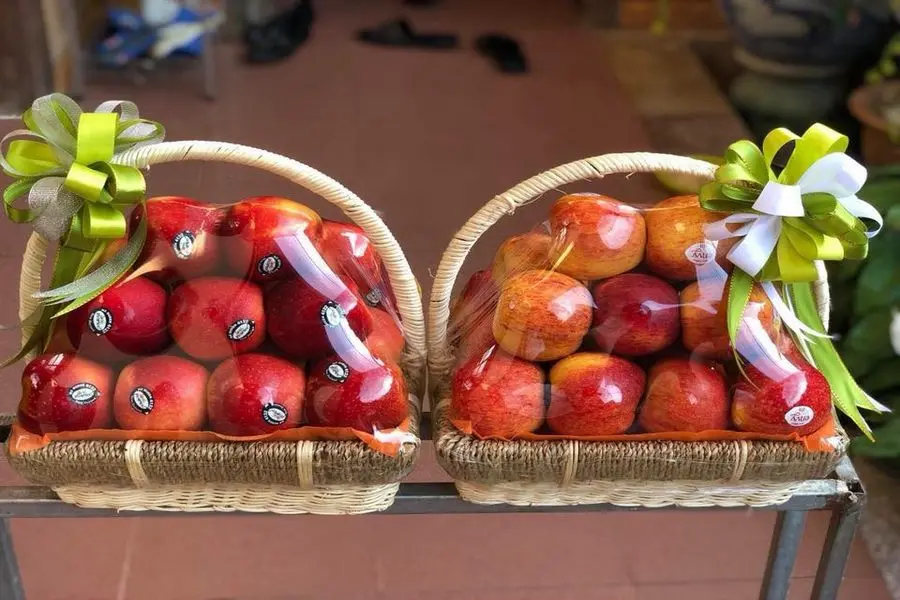 Giỏ mây, màng co gói quà và một số nguyên liệu khác