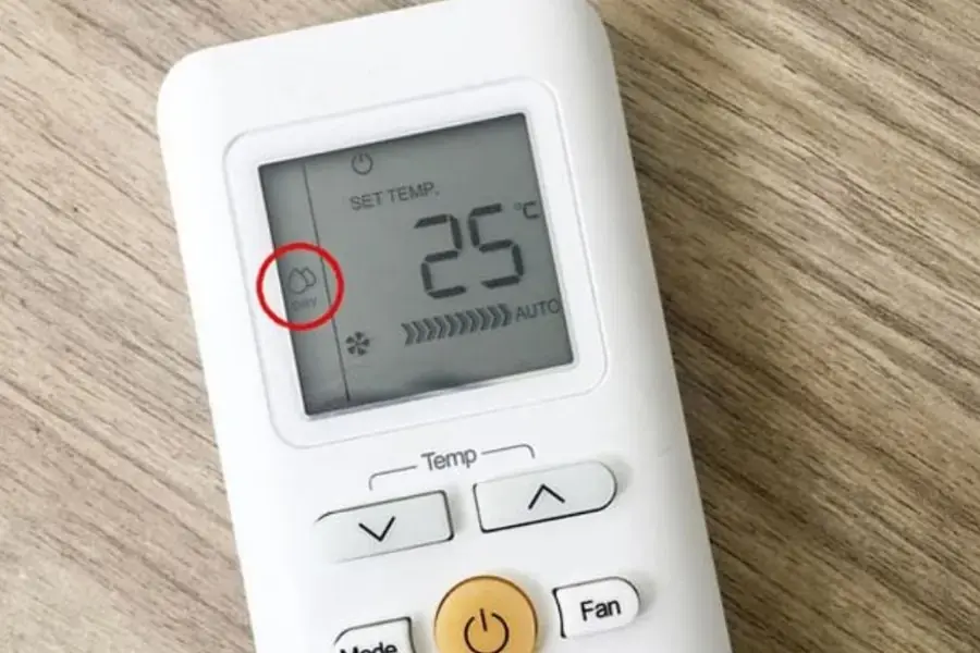 Nhấn nút Dry để bật chế độ hút ẩm của máy lạnh 