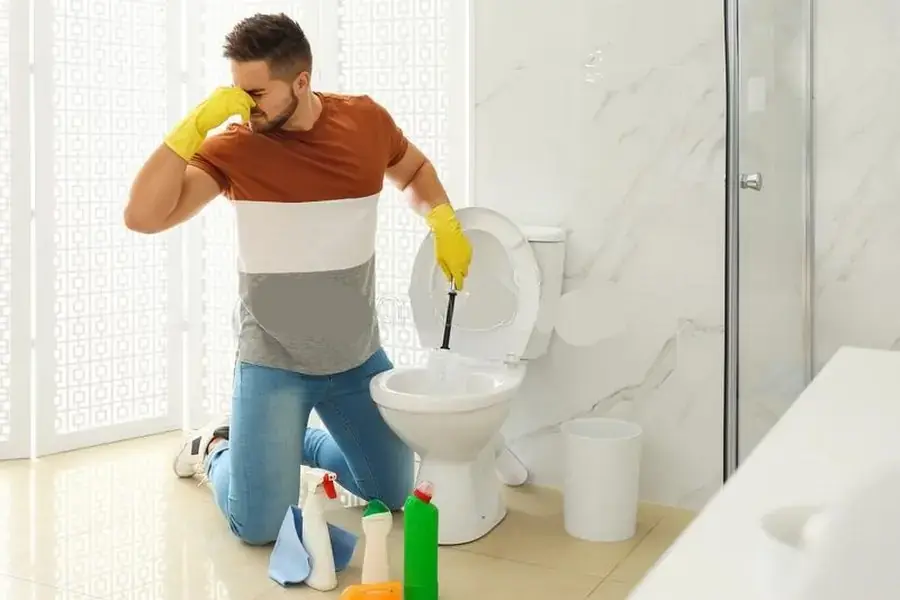 Sử dụng nhiều giấy, làm rơi đồ vật là nguyên nhân khiến bồn cầu bị trào ngược nước