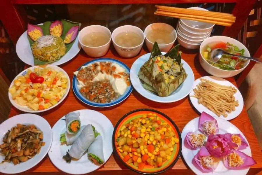 Mâm cúng Phật miền Bắc thơm ngon gồm các món xôi, xào, nộm,...