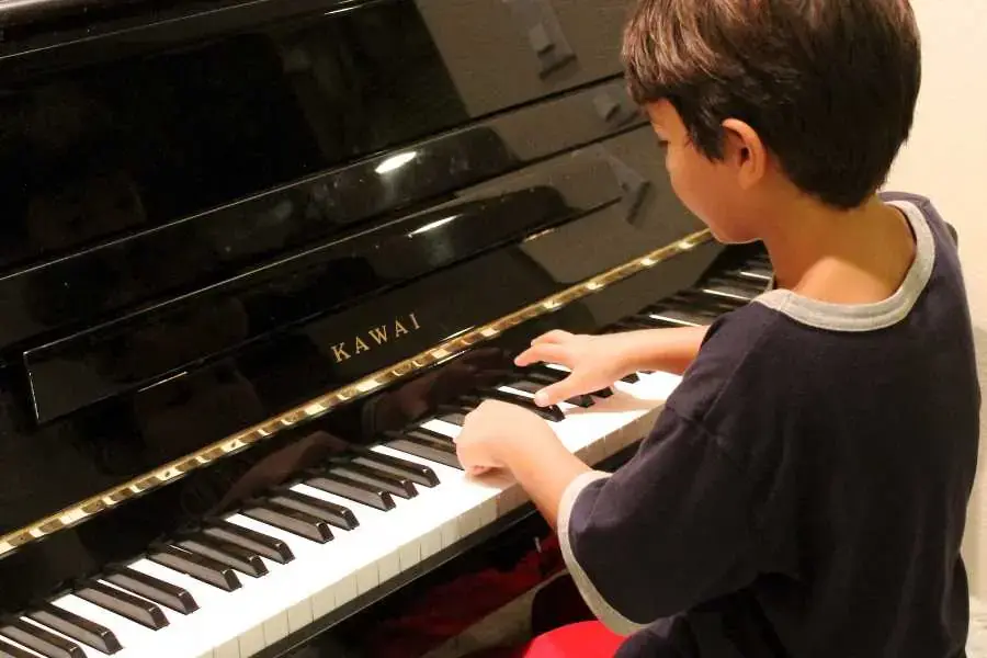 Trang trí góc âm nhạc với đàn piano cơ