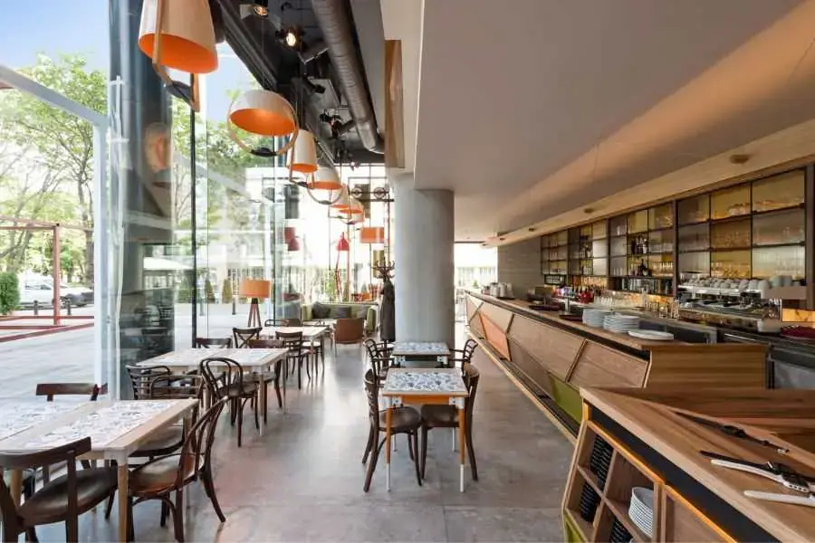 Trang trí đèn quán cafe giúp mang lại không gian ấm cúng, thoải mái cho thực khách