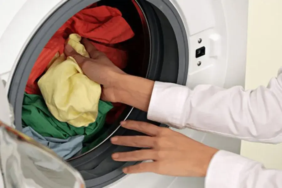 Bỏ quần áo vào lồng giặt rồi ấ on/off