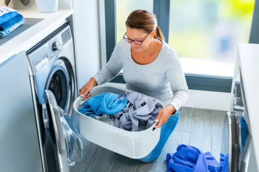 Phân loại quần áo màu trước khi tiến hành giặt.