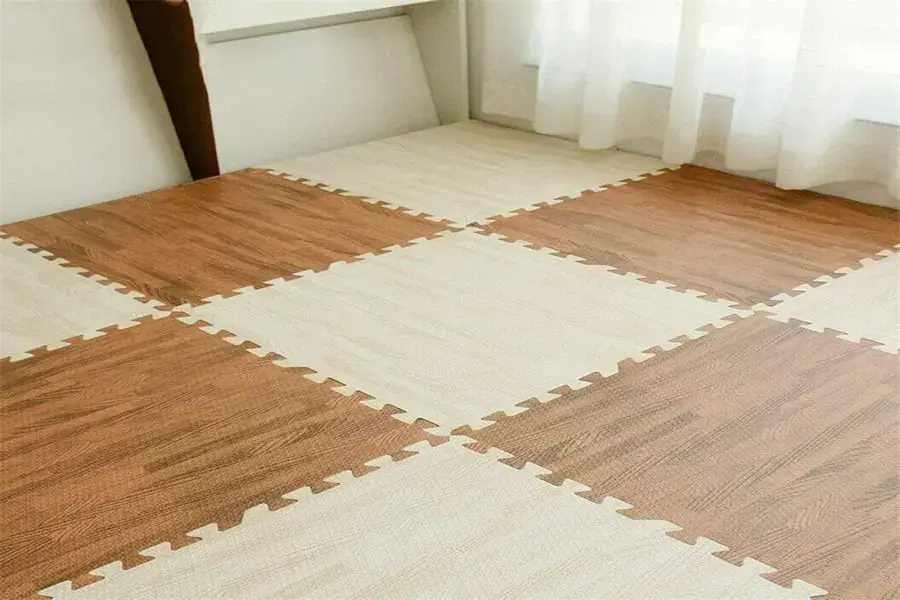 Thảm xốp sẽ giảm thiểu độ trơn trượt trong lúc bé chơi đùa 