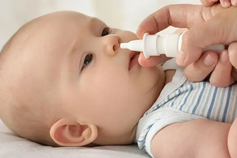 Sử dụng nước muối sinh lý để vệ sinh mũi cho trẻ (2)