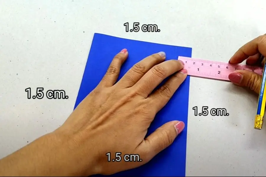 Đánh dấu từ ngoài mép bìa vào trong 1.5cm.