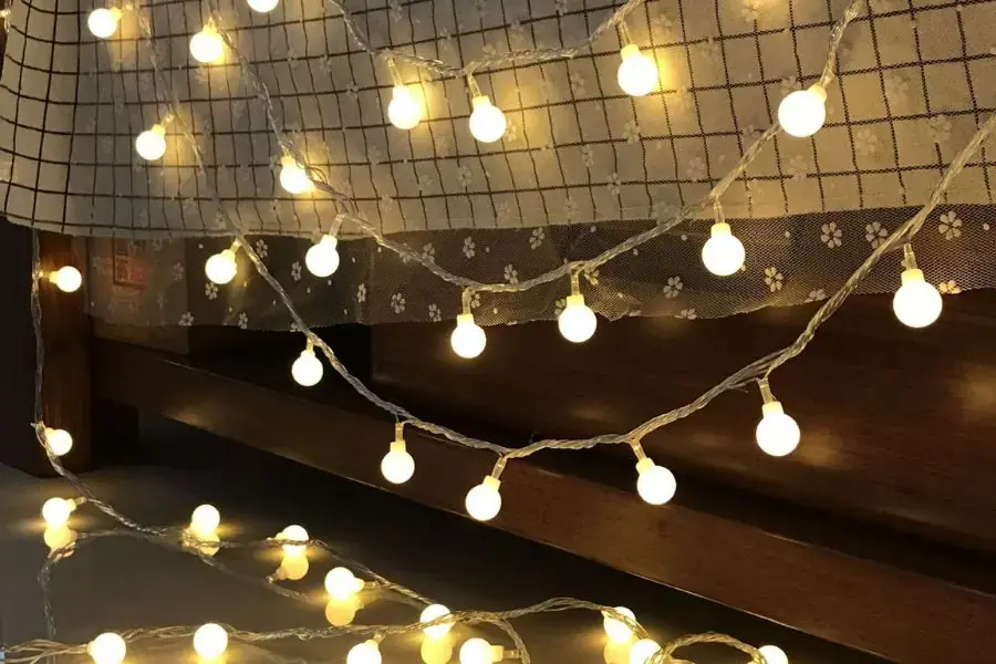 Trang trí đèn led dây cho cửa sổ sẽ mang lại một không gian nên thơ cho gia đình