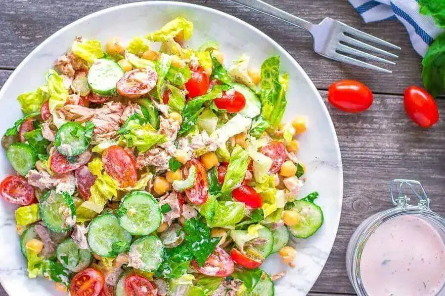 Salad cá ngừ là món ăn khai vị khá sang trọng trong đám sinh nhật
