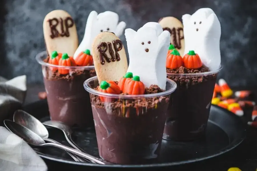 Bánh pudding mềm mịn cùng lớp banh oreo ngọt ngào.
