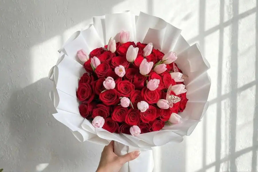 Mẫu bó hoa hồng và tulip dáng xòe tặng người yêu