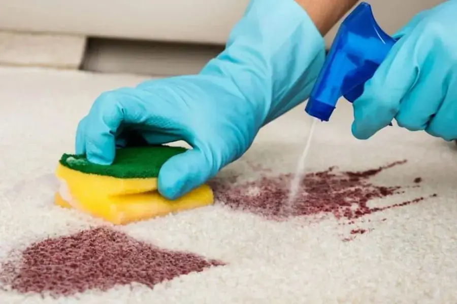Vệ sinh thảm với vết bẩn bất ngờ
