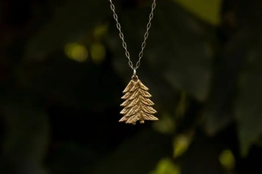 Dây chuyền hình họa tiết Noel là món quà phù hợp dành tặng cho nhân viên.