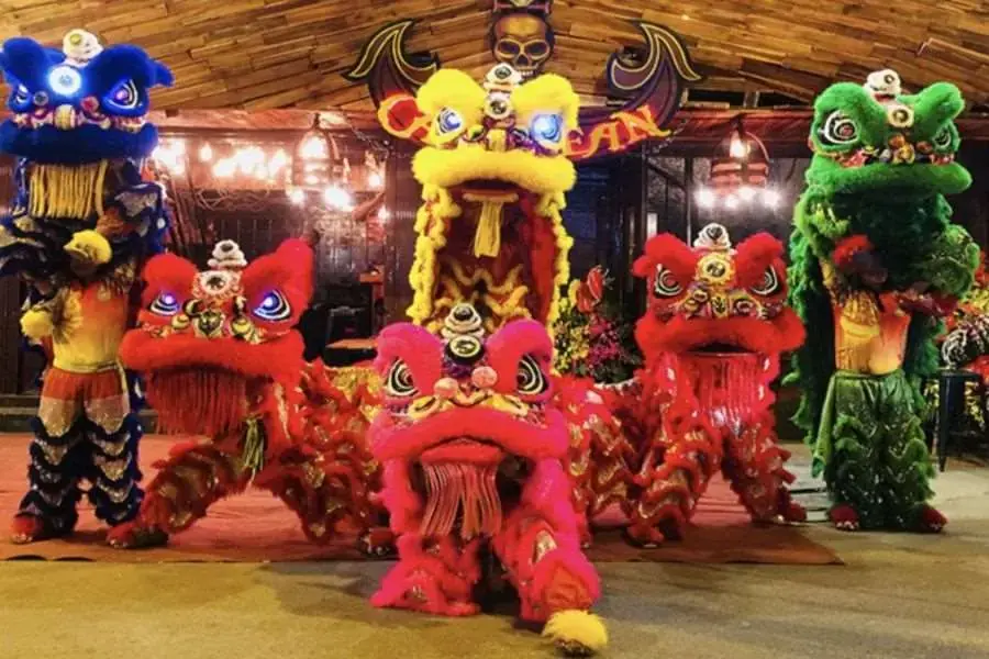 Múa lân vui tươi ngày Trung thu.