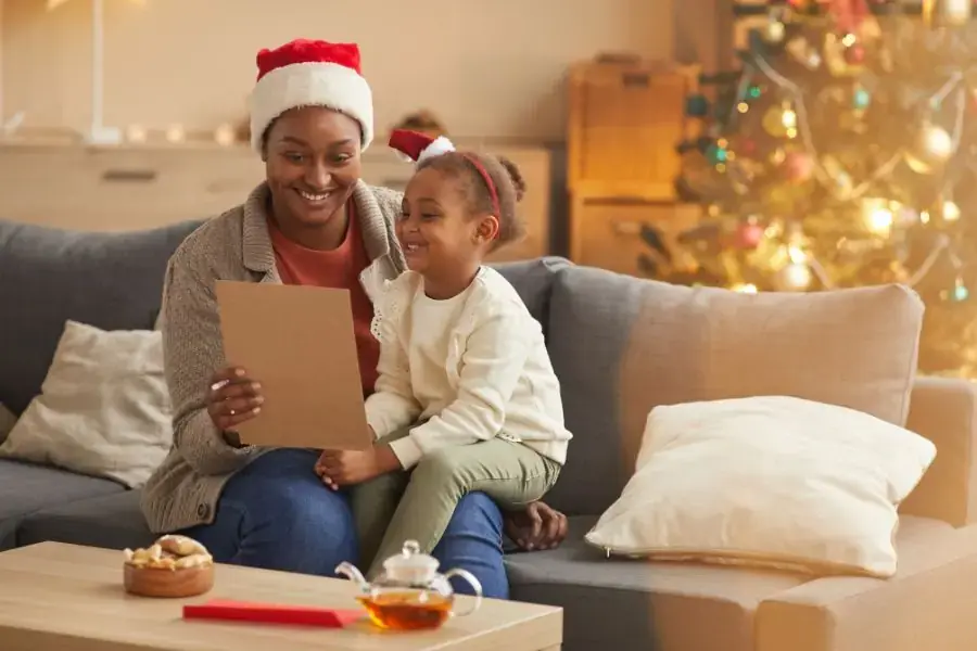 Ngắm nhìn những bức ảnh tuyệt vời về những bé nhỏ đọc thư Ông già Noel.
