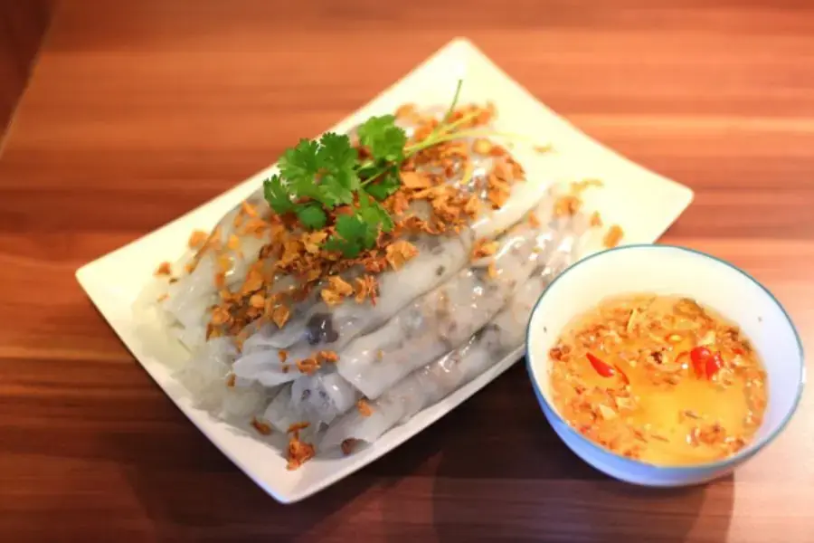Bánh cuốn được làm từ bột gạo tráng mỏng và nhân thịt lạc, mộc nhĩ.