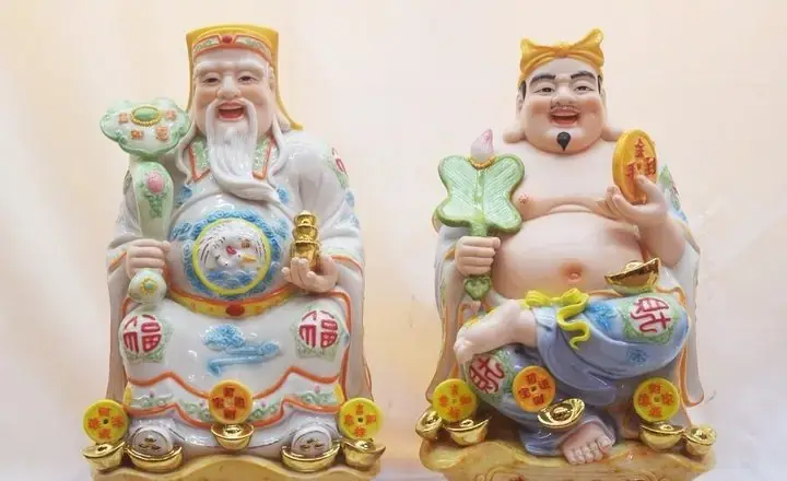 Tượng Ông Địa - Thần Tài bằng sứ.