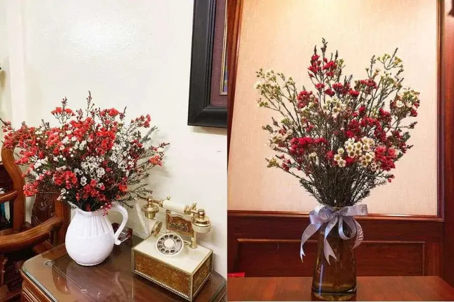 Kết hợp giữa hoa màu đỏ và trắng