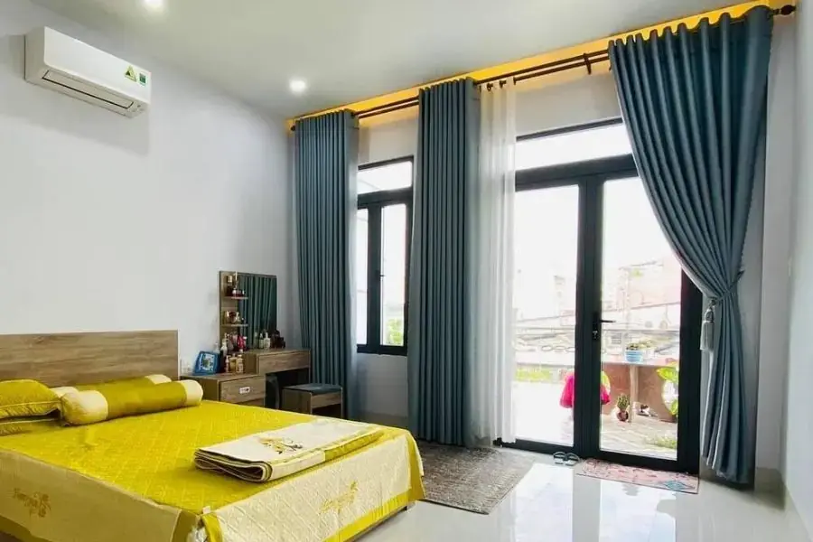 Phòng ngủ có hướng cửa theo hướng đông nên chọn rèm của màu xanh