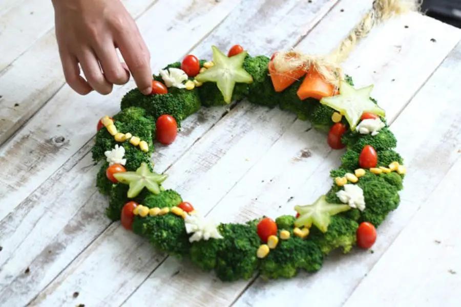 Tạo hình vòng nguyệt quế Noel từ các loại rau củ quả.