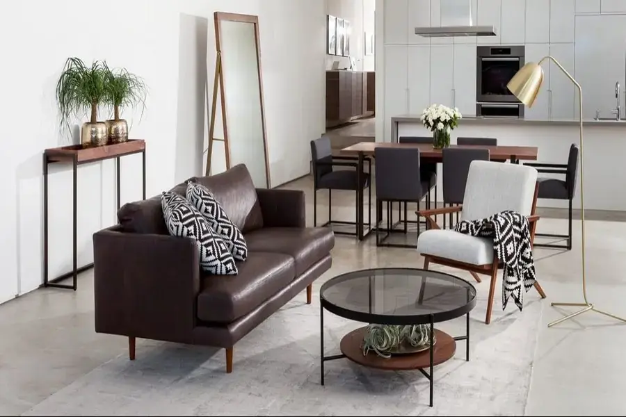 Vì đặc tính da lộn nên ghế sofa phải được bảo quản cẩn thận 