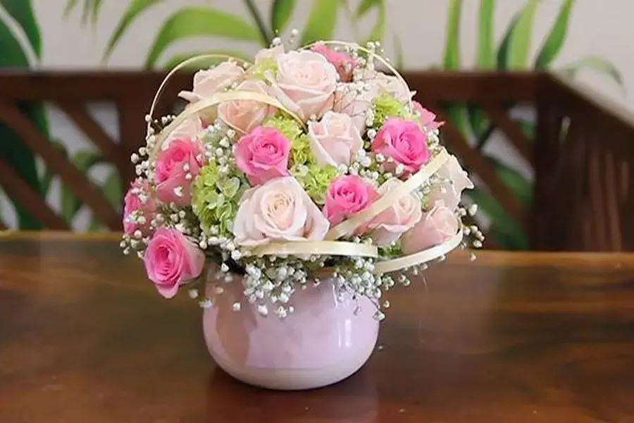 Thành quả của cắm hoa hồng trong bình sứ