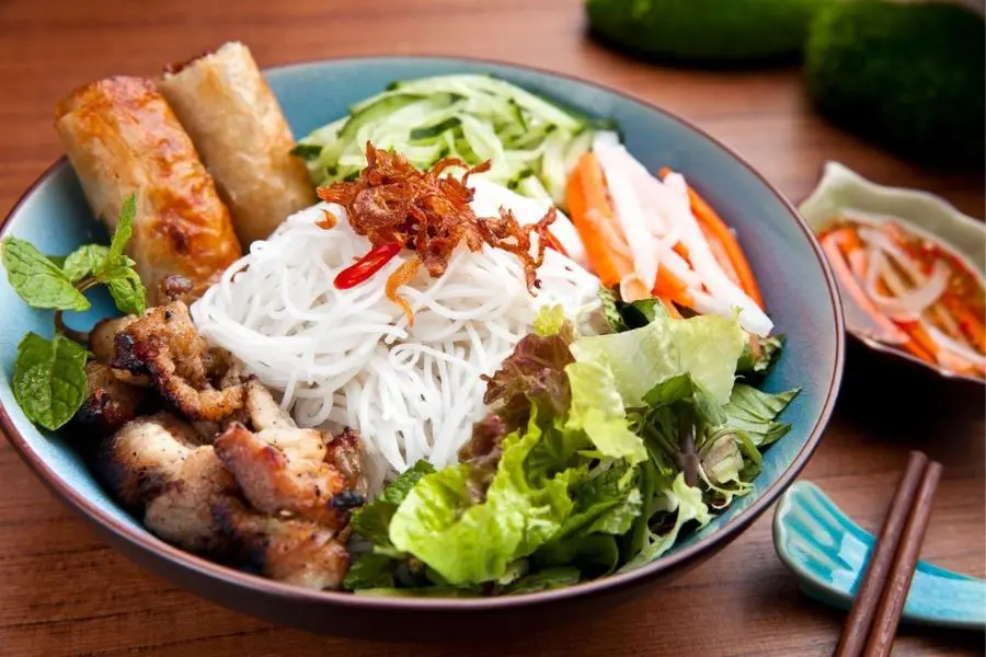 Nên ăn kèm nhiều rau sống với bún thịt nướng.