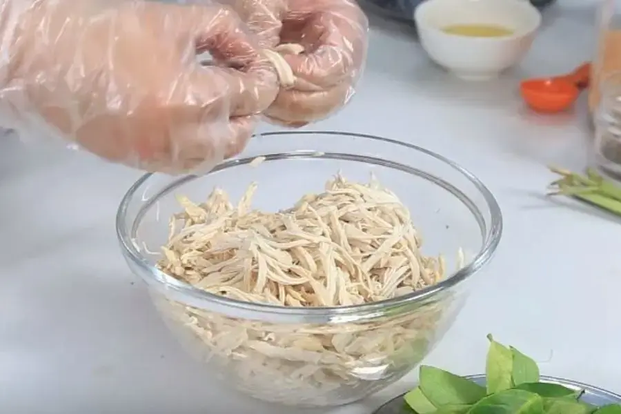 Cho bé 1 tuổi ăn cơm với thịt gà xé