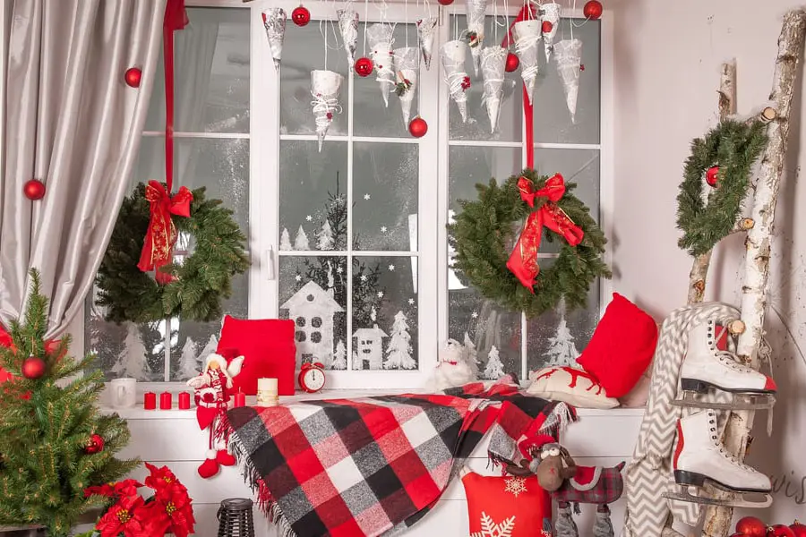 Decor cửa sổ với các đồ dùng tone màu Noel.