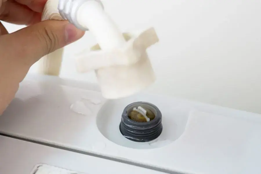 Tháo rời ống dẫn nước và vệ sinh sạch sẽ