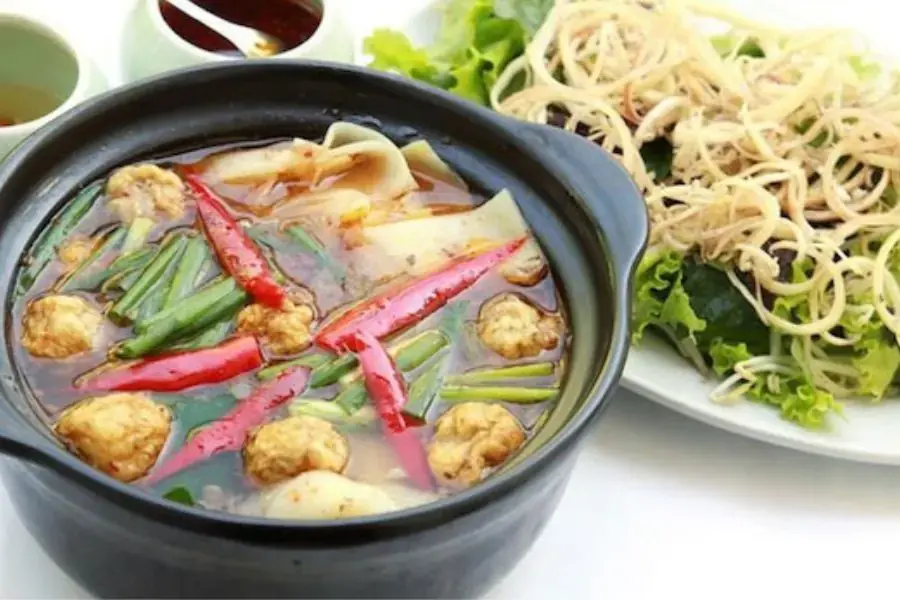 Bạn có thể thêm vào nồi lẩu nhiều loại rau củ tươi xanh