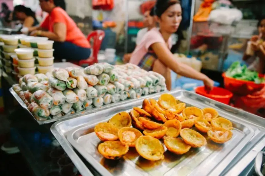 Ăn vặt quận 4 tại khu chợ 200 Xóm Chiếu