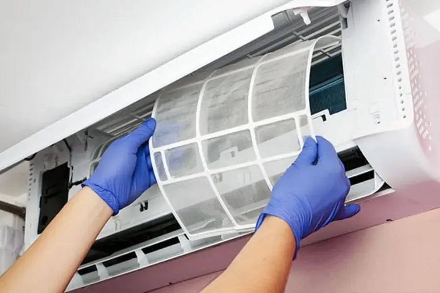 Vệ sinh lưới lọc dàn lạnh của máy điều hòa Daikin