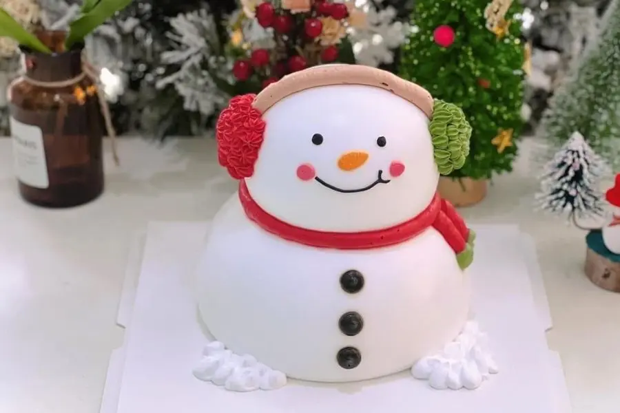 Sáng tạo với chiếc bánh kem hình người tuyết.