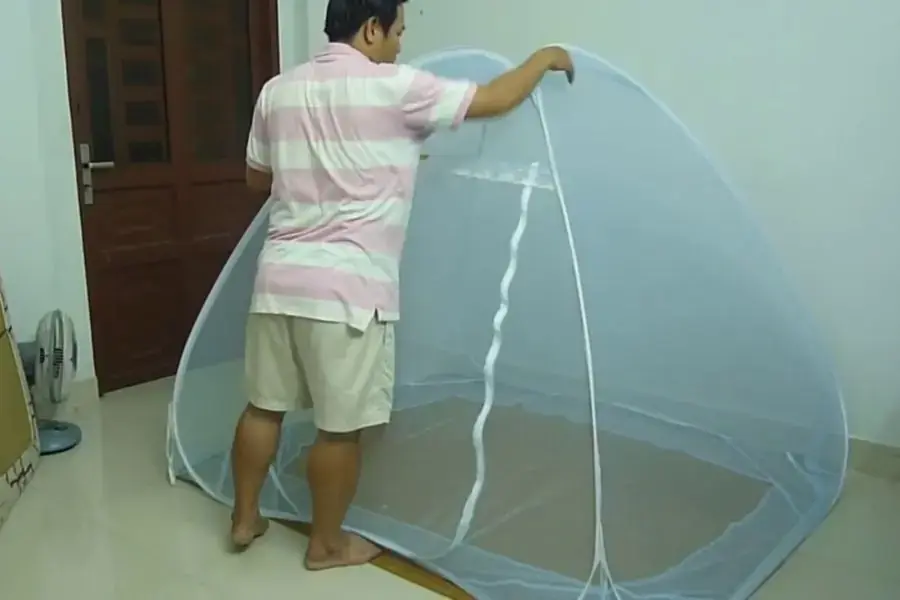 Thực hiện gấp khung nhẹ nhàng để không bị gãy