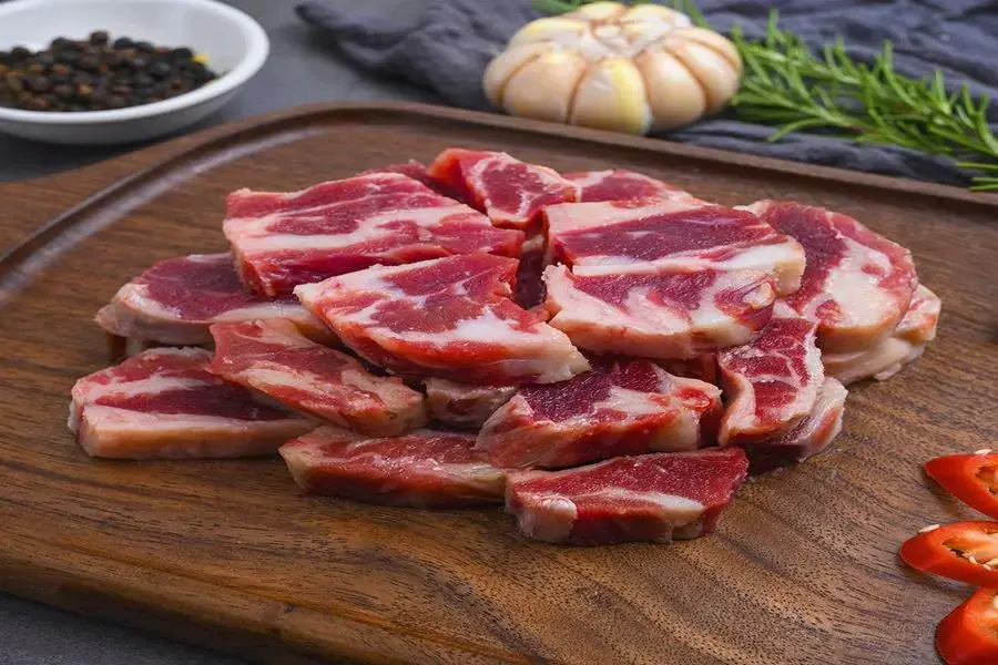 Sơ chế sạch sẽ dẻ sườn bò và ướp gia vị