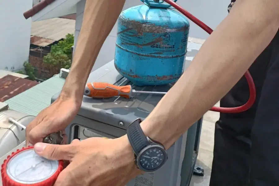 Nhân viên bơm gas máy lạnh nếu khách hàng có nhu cầu.
