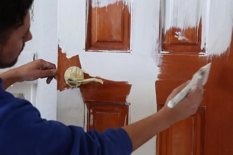 Sử dụng sơn chống ẩm giúp bảo vệ cửa gỗ khỏi ẩm mốc (Nguồn: Youtube)